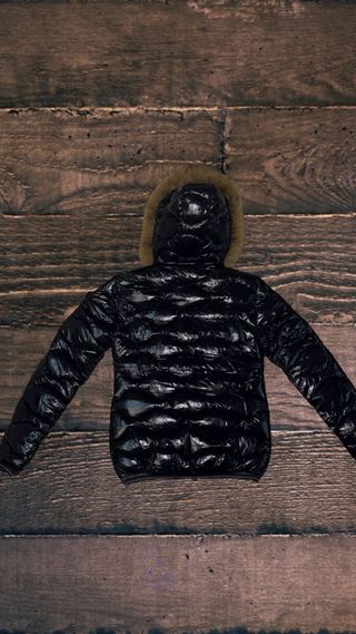 Giacca nera con cappuccio e pelo