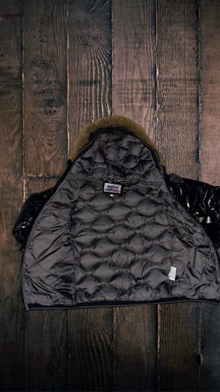 Giacca nera con cappuccio e pelo