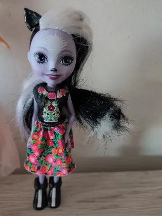 Set 2 Muñecas una es Barbie Vestido Rosa y Flores