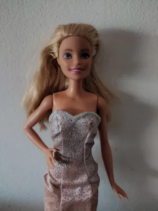 Set 2 Muñecas una es Barbie Vestido Rosa y Flores