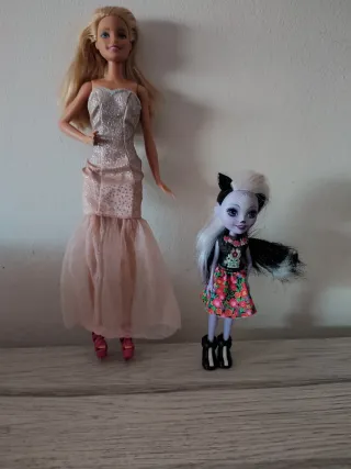 Set 2 Muñecas una es Barbie Vestido Rosa y Flores