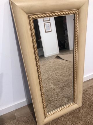 Espejo de madera beige y dorado. Borgia Conti