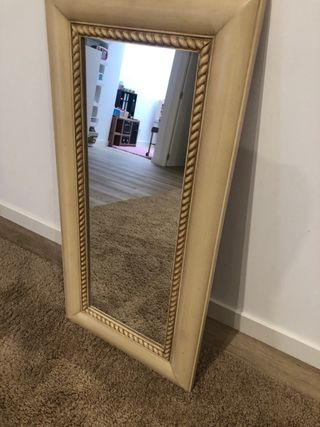 Espejo de madera beige y dorado. Borgia Conti