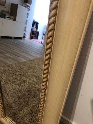 Espejo de madera beige y dorado. Borgia Conti