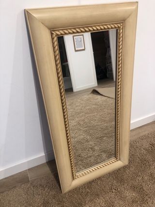 Espejo de madera beige y dorado. Borgia Conti