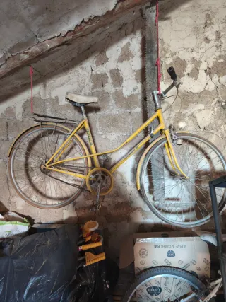 Bicicleta Amarilla Vintage