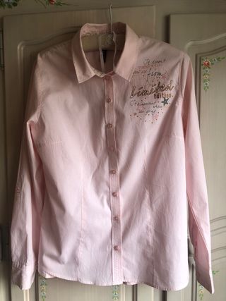 Camisa rosa con frases bordadas