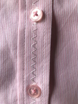 Camisa rosa con frases bordadas