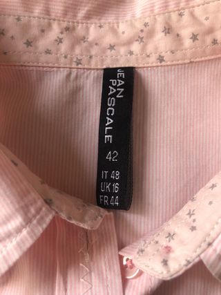 Camisa rosa con frases bordadas