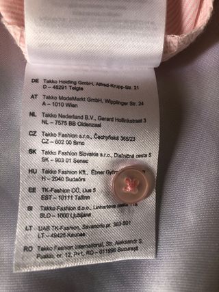 Camisa rosa con frases bordadas