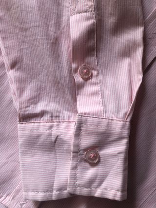 Camisa rosa con frases bordadas