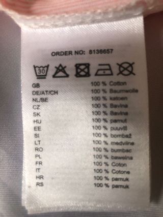 Camisa rosa con frases bordadas