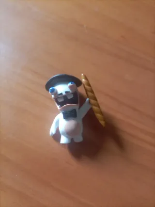 Muñeco Rabbids con sombrero y baguette