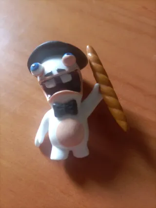 Muñeco Rabbids con sombrero y baguette