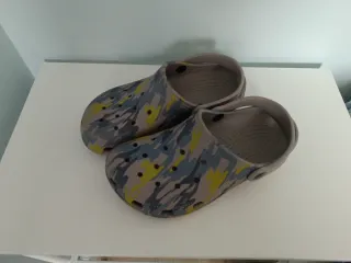 Zuecos Crocs Multicolor son de la talla 34