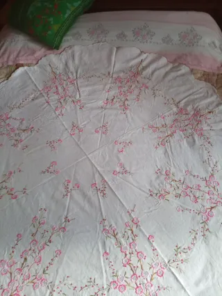 Tovaglia ricamata fiori rosa lino