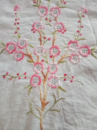 Tovaglia ricamata fiori rosa lino