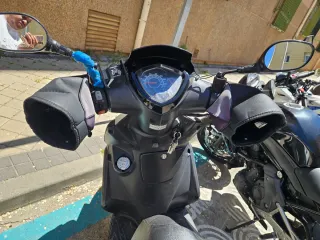 Moto Kymco Agility City 125cc + 2 cascos