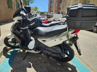 Moto Kymco Agility City 125cc + 2 cascos