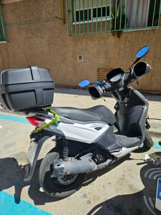 Moto Kymco Agility City 125cc + 2 cascos