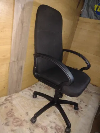 Silla de oficina negra