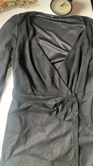 Vestido cruzado negro antelina. Zara. talla M