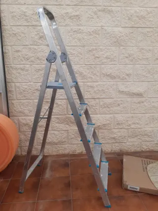 Escalera de aluminio plegable