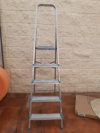 Escalera de aluminio plegable