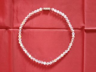 Collar gargantilla de cuentas de cristal de roca.