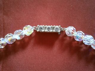 Collar gargantilla de cuentas de cristal de roca.