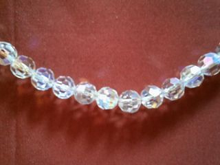 Collar gargantilla de cuentas de cristal de roca.