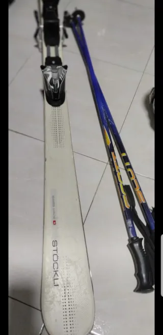 Sci Stockli da donna con bastoni e scarponi