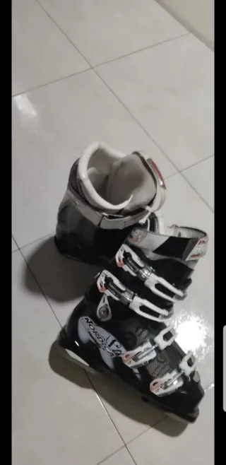 Sci Stockli da donna con bastoni e scarponi