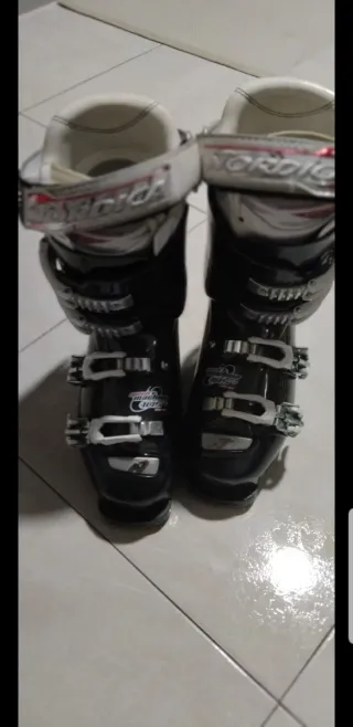 Sci Stockli da donna con bastoni e scarponi