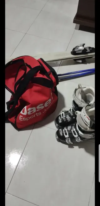 Sci Stockli da donna con bastoni e scarponi