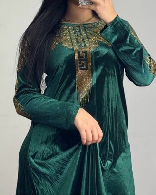 Vestido verde con adornos dorados