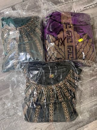 Vestido verde con adornos dorados