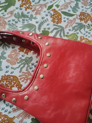 Bolso de hombro con tachuelas