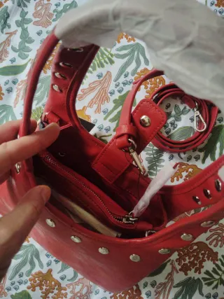 Bolso de hombro con tachuelas