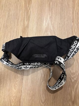 Riñonera Adidas Negra