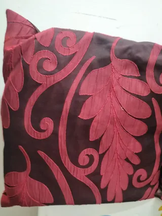 Cojines decorativos rojos y marrones,