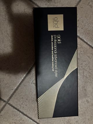 ghd piastra nera con dettagli oro