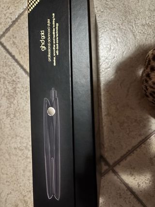 ghd piastra nera con dettagli oro