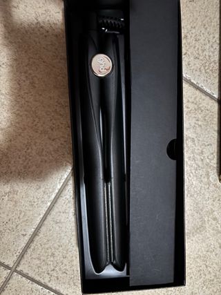 ghd piastra nera con dettagli oro
