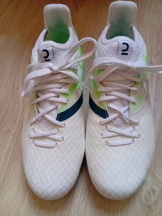 Botas de fútbol blancas y verdes