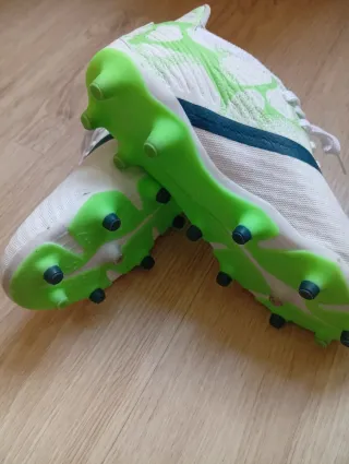 Botas de fútbol blancas y verdes