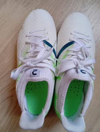 Botas de fútbol blancas y verdes