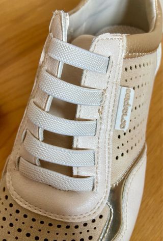 Zapatos con cuña beige