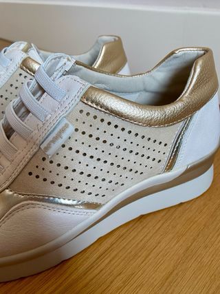 Zapatos con cuña beige