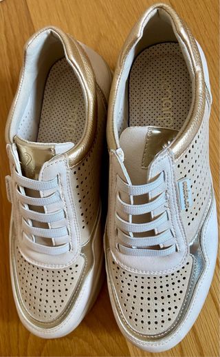 Zapatos con cuña beige